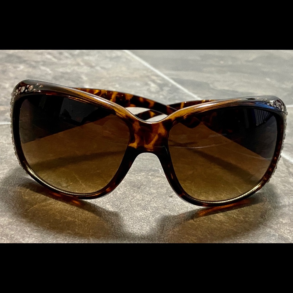 Tortoise Shell Brown Sunglasses - Picture 2 of 5